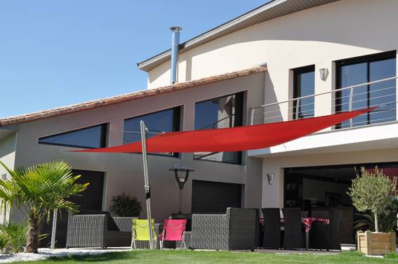Installer une toile d&apos;ombrage sur une terrasse en bois à Saint Cyr au mont d or dans les monts d&apos;or
