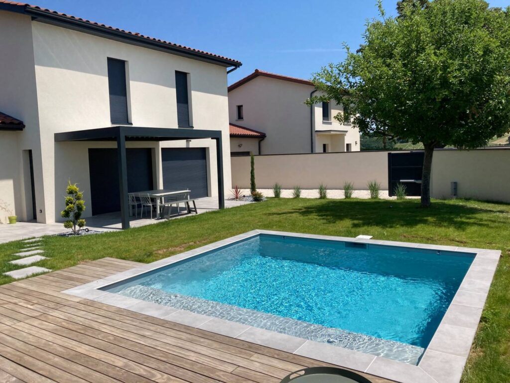 piscine en béton carré vers Villefranche sur saone