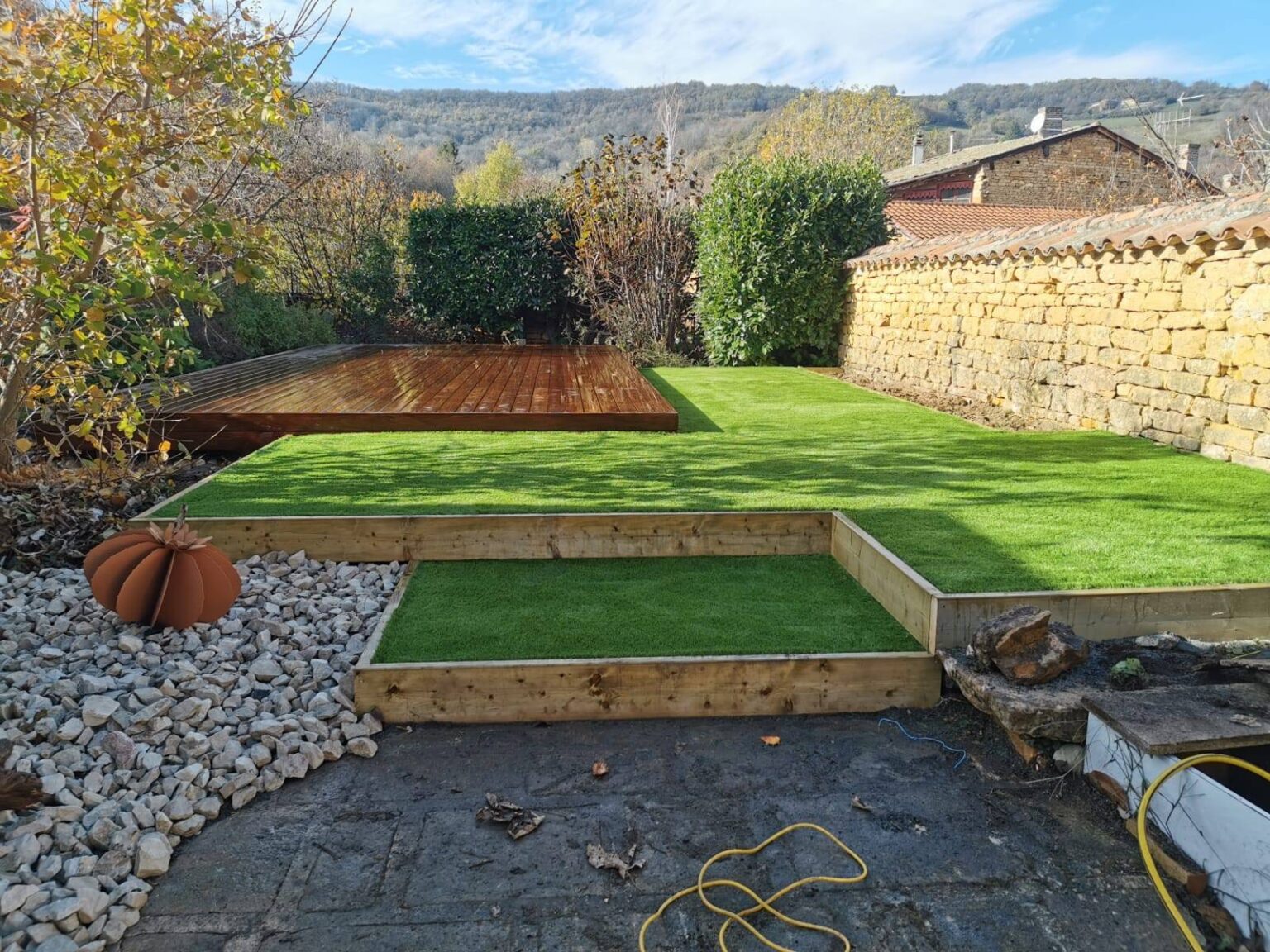 Pose de gazon synthétique dans jardin à proximité de Lissieu vers Anse
