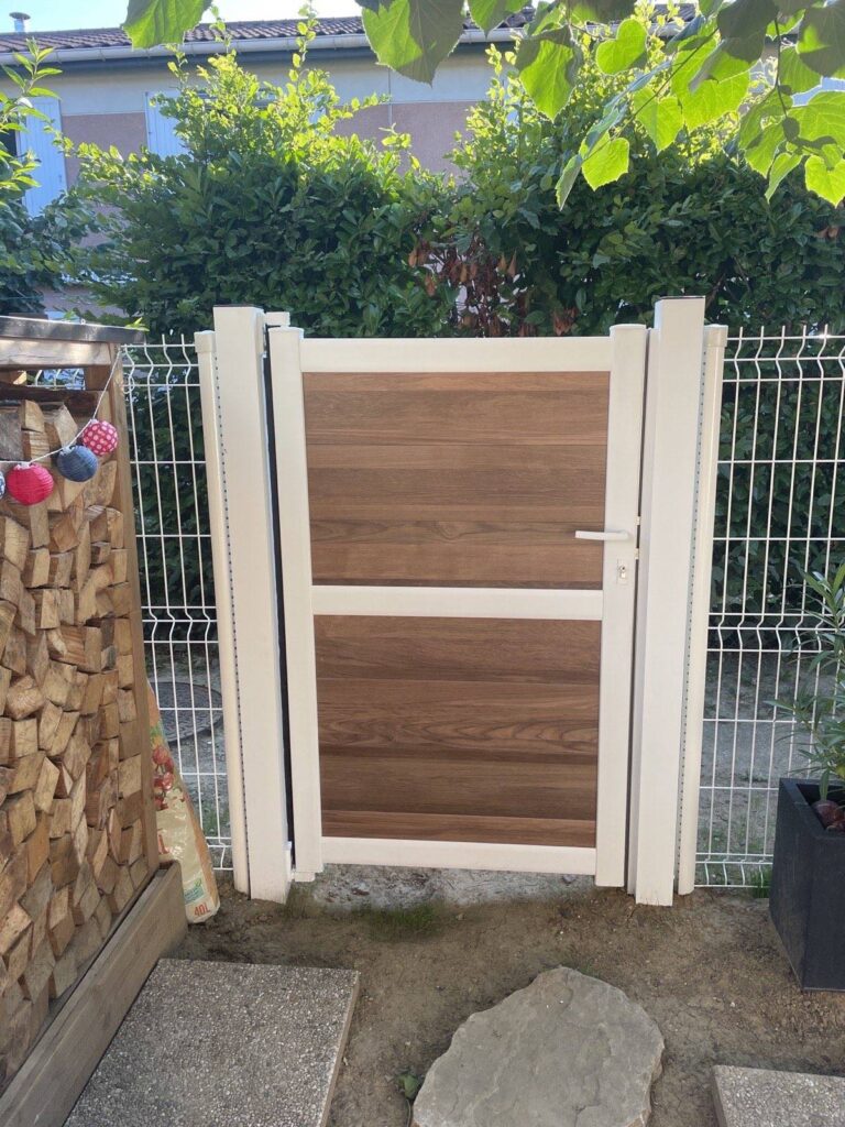 Des finitions élégante pour l&apos;exterieur de sa maison avec un portillon dans le Rhone
