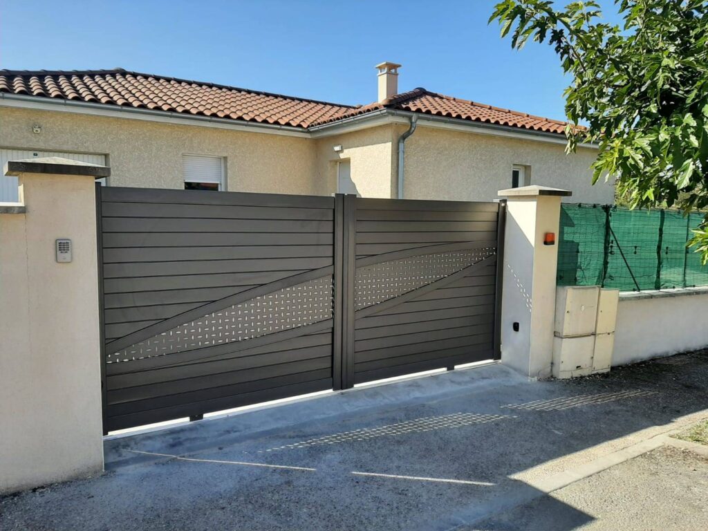portail marron en aluminium vers Lozanne