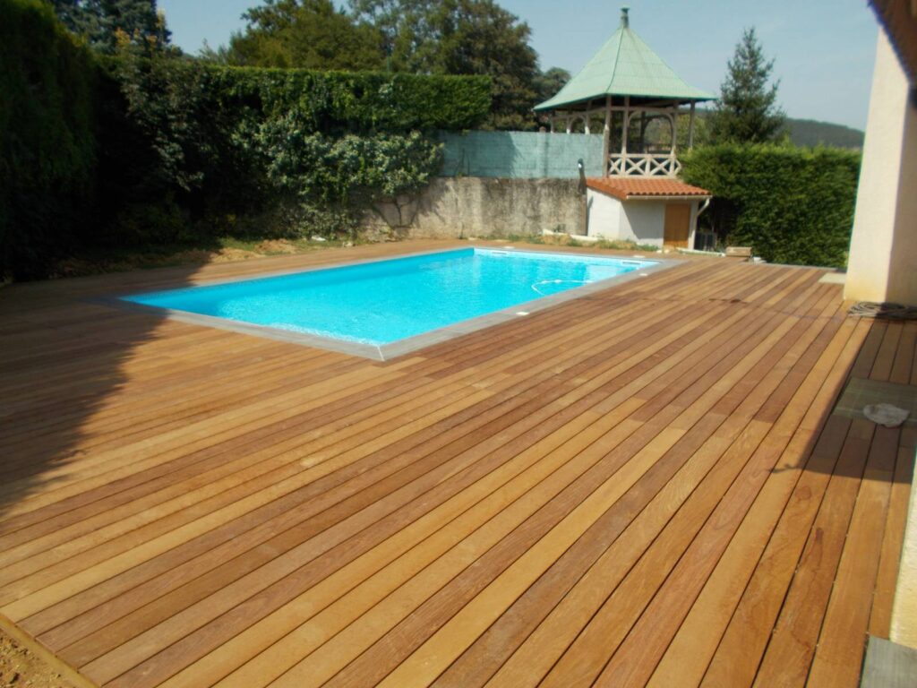 terrasse en bois autour d&apos;une piscine