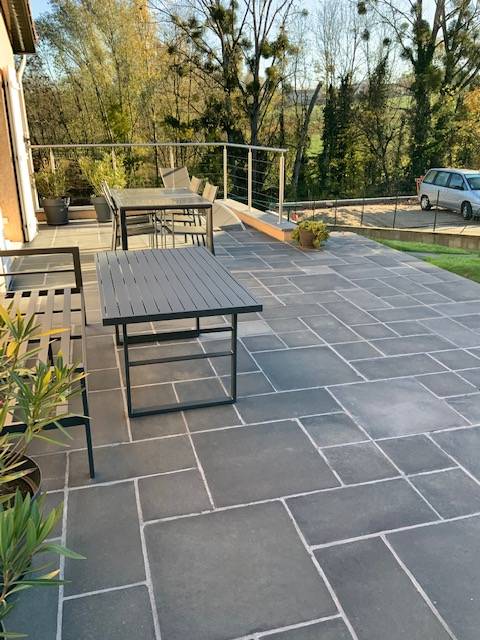 Réalisation de terrasse en Grès Cérame pour maison individuelle à Lyon et alentours
