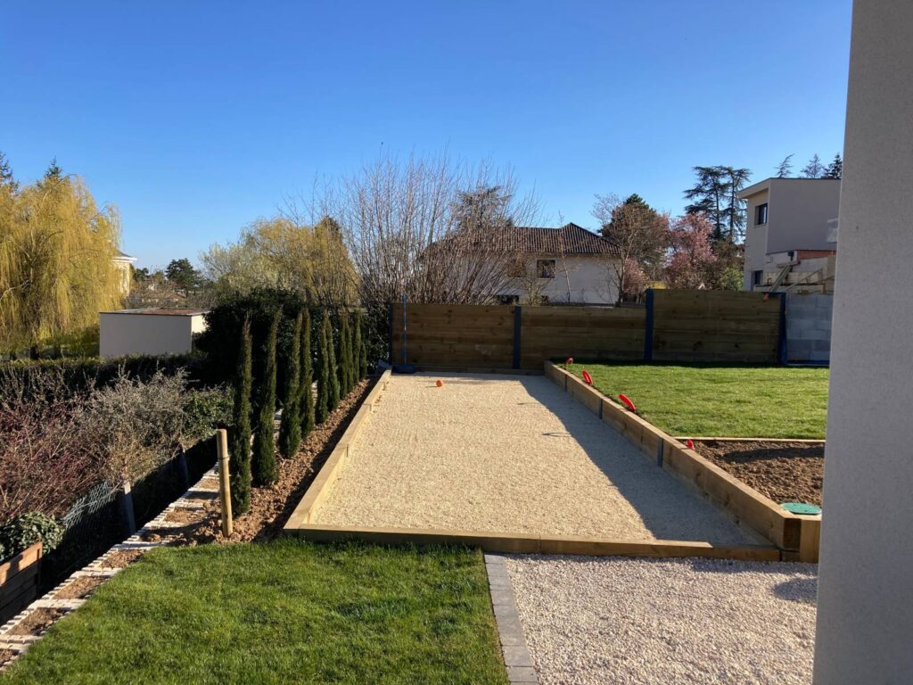 terrain de pétanque dans jardin dans les Mont d&apos;Or