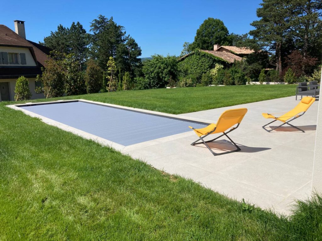 Installation d&apos;une couverture automatique immergée pour piscine vers Villefranche
