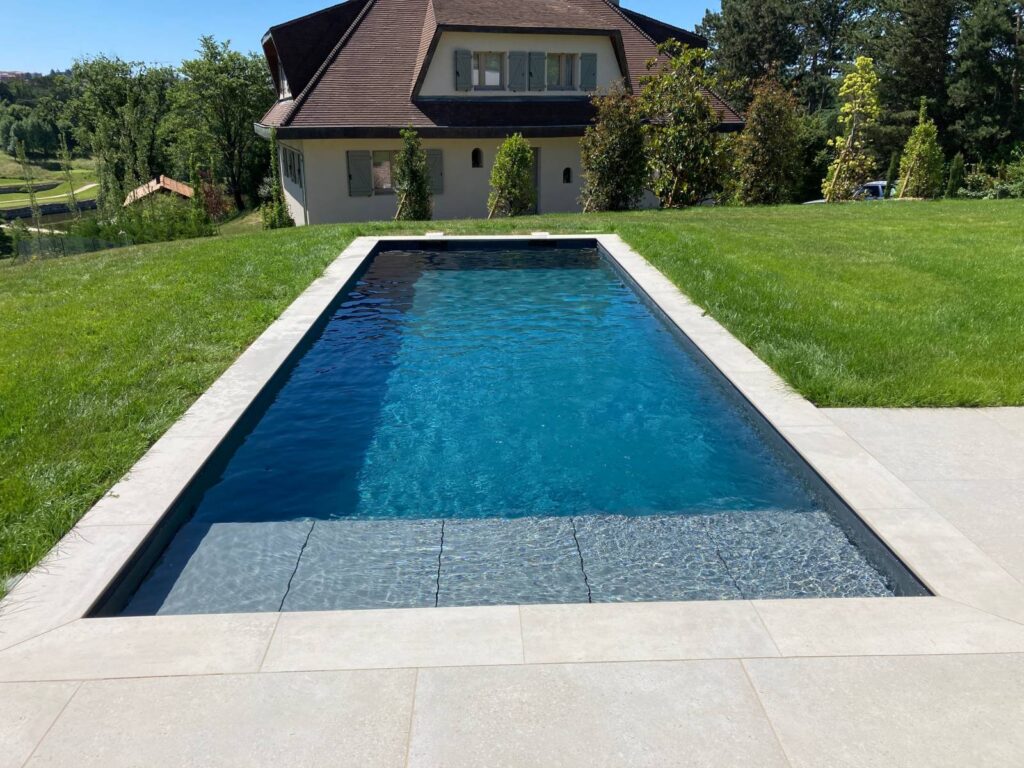 piscine rectangulaire avec plage vers Anse