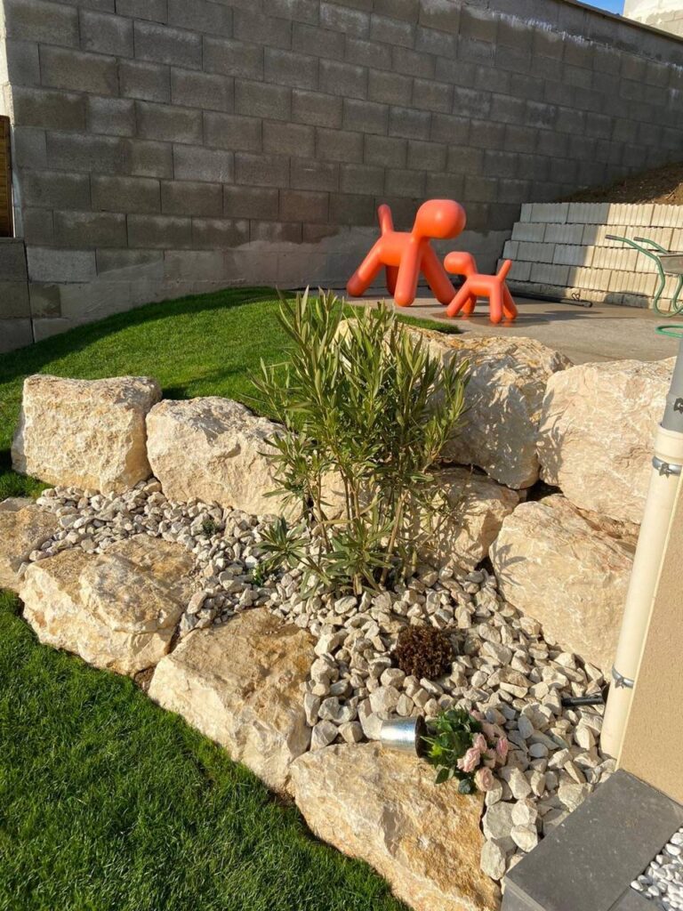enrochement paysager dans jardin Rhône