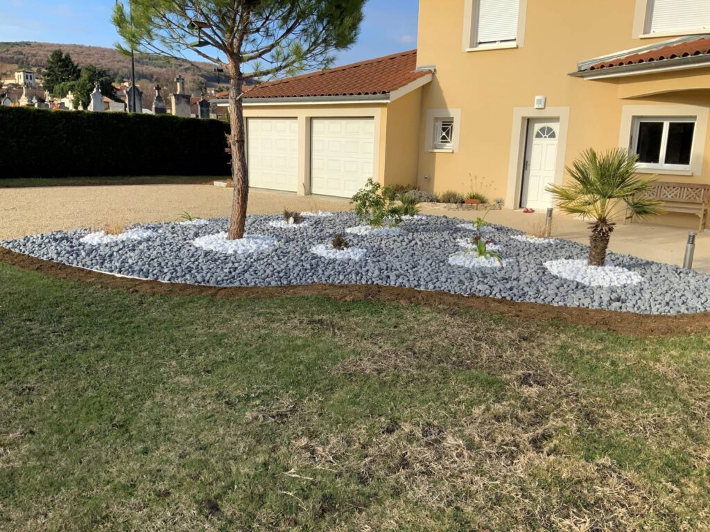 aménagement d&apos;un massif devant maison vers Quincieux dans le Rhône