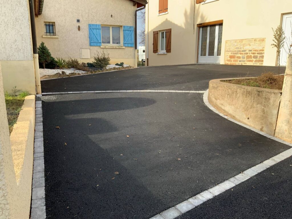 accès en enrobé noir avec mélange de pavé gris