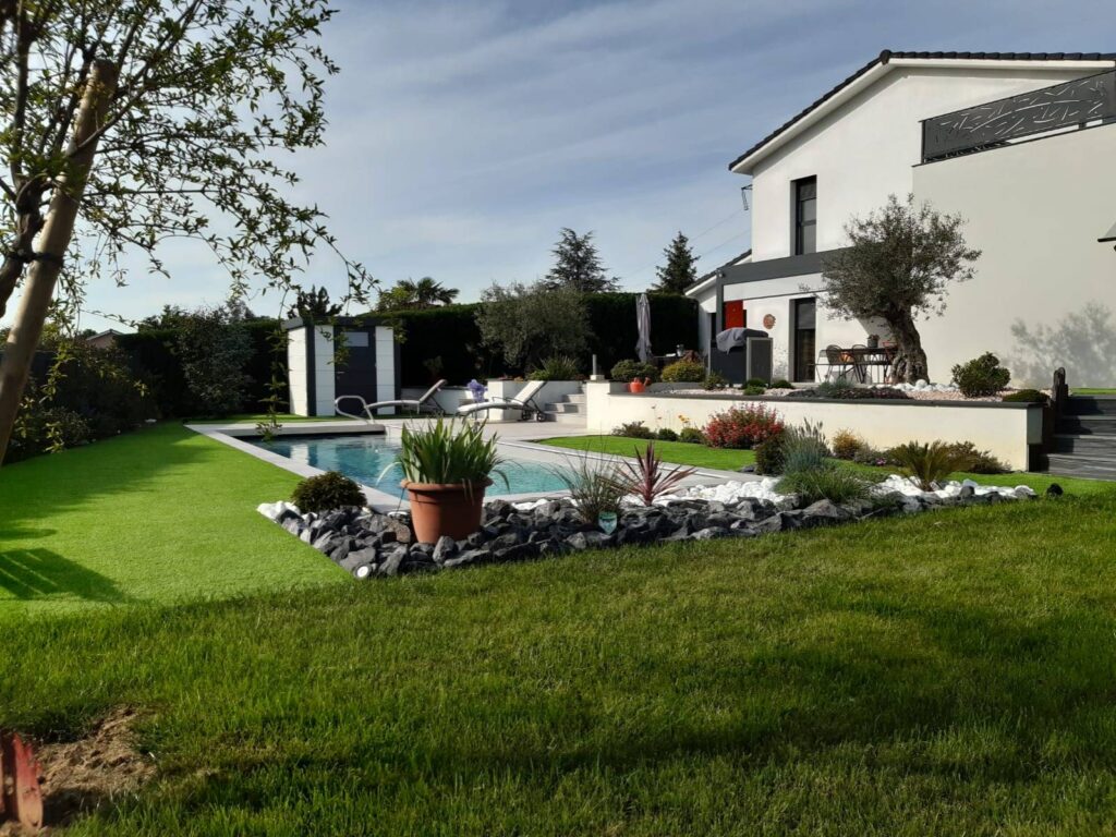 Aménagement paysager d&apos;un jardin suite à une construction de maison à Anse