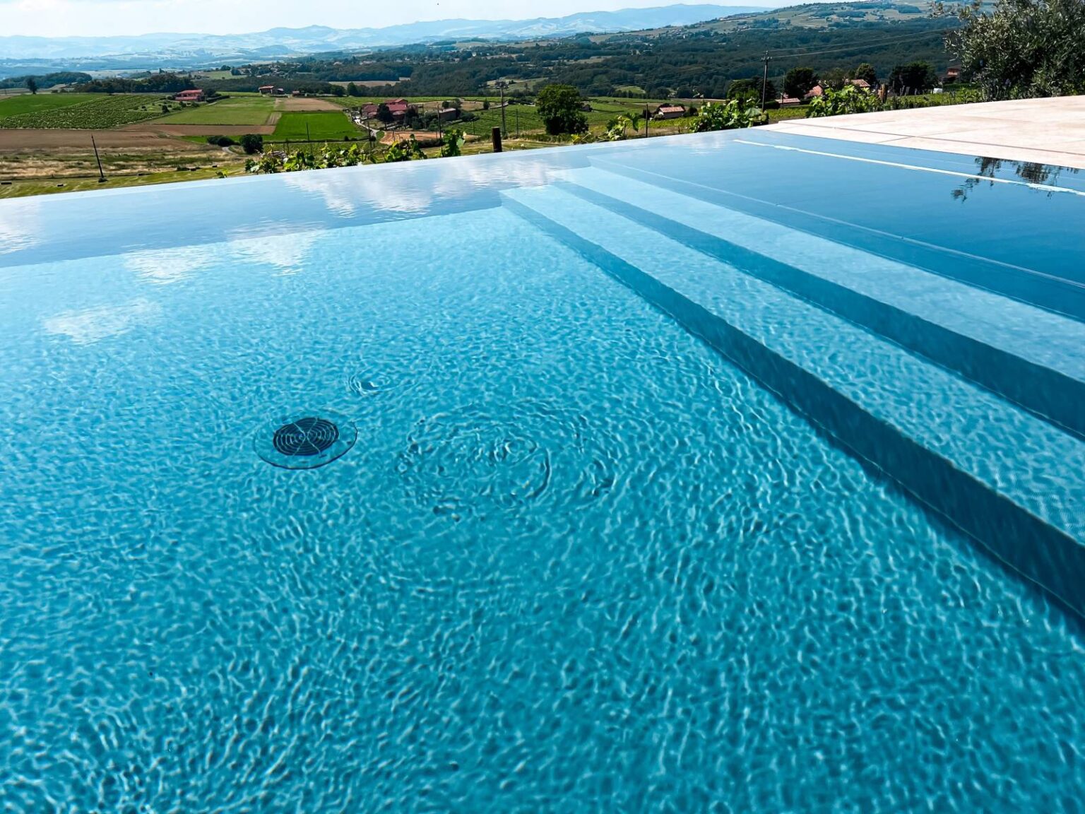 Piscine de luxe réalisé par une société de paysagiste vers villefranche