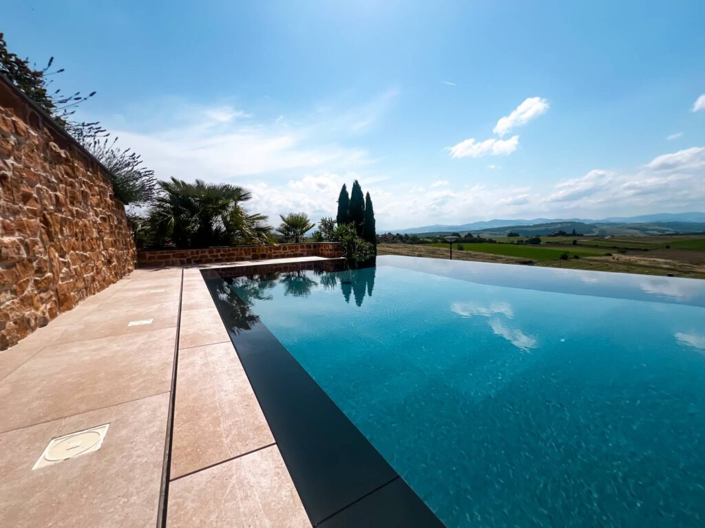 Réalisation d&apos;une piscine à débordement sur la commune de Charnay