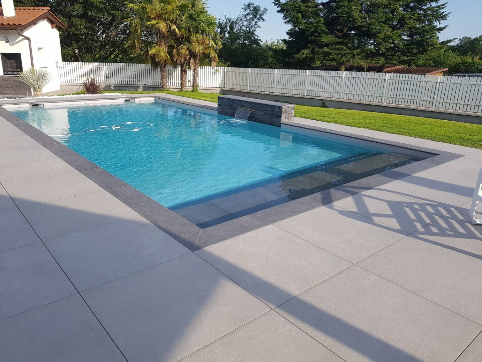 dalle grès cérame abord de piscine