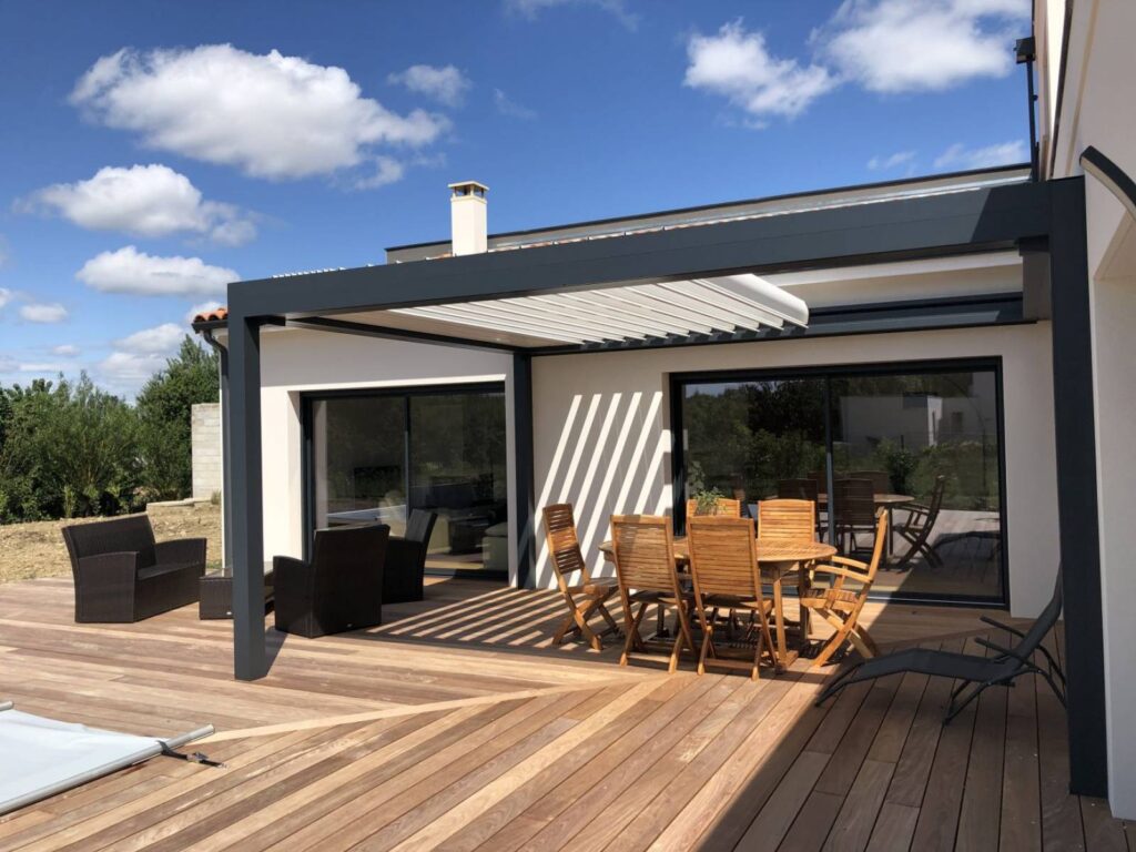 Pergola bioclimatique en aluminium avec lames orientables à Anse